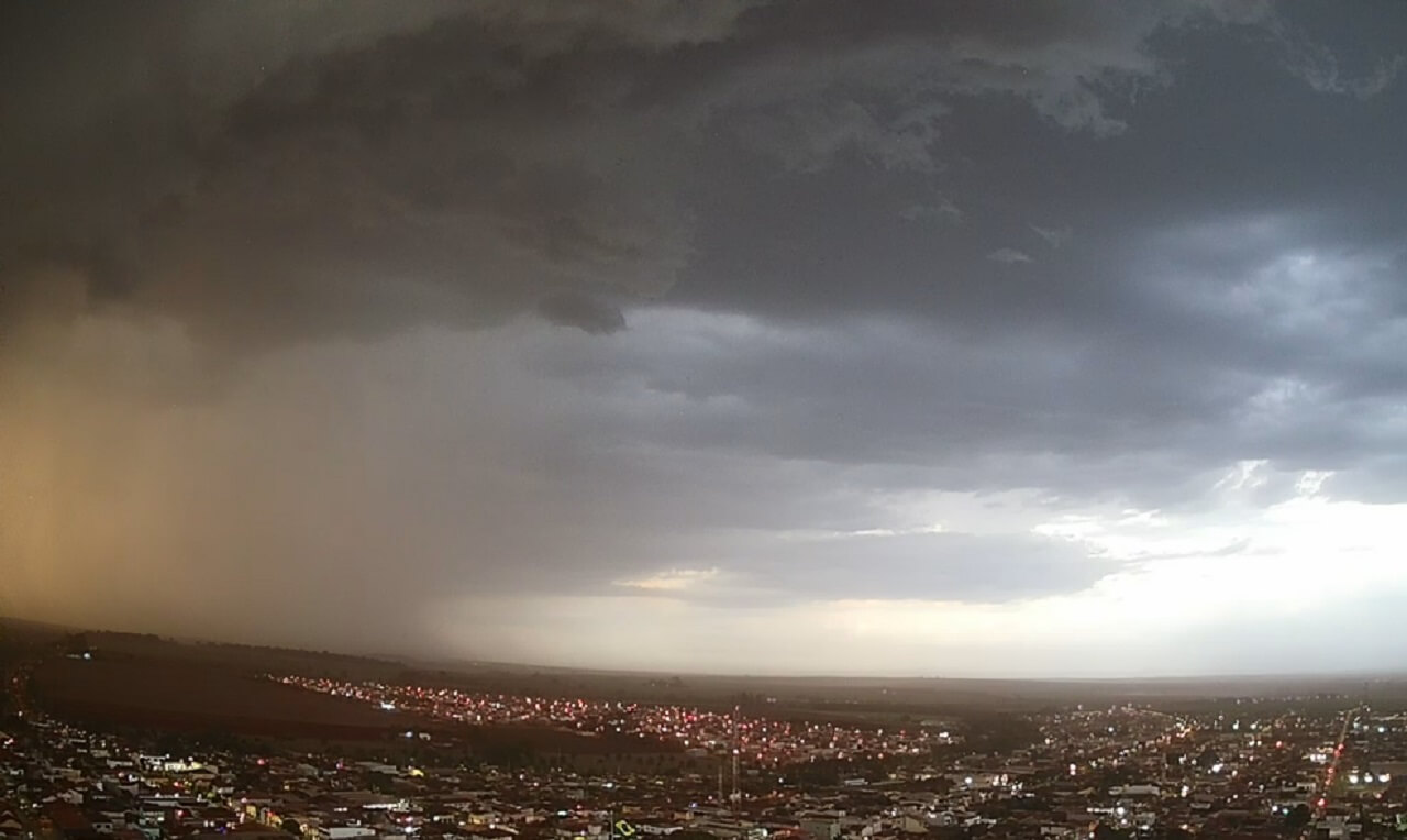 Temporal, ventania e raios em Viradouro/SP, veja o vídeo exclusivo ...
